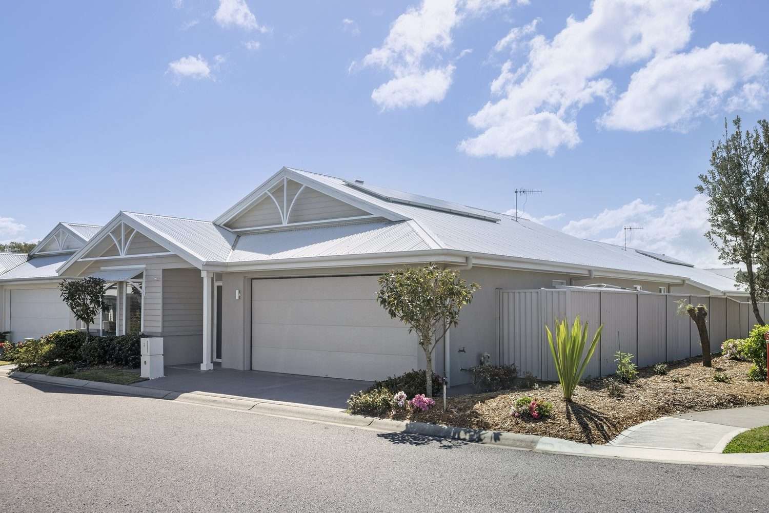 Elegant Three-Bedroom Retreat - Sunlit Alfresco Living