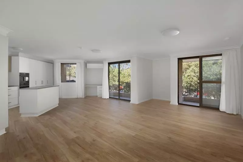 Apt SL27 – Centrally located, oversized and modern 1-bed with study