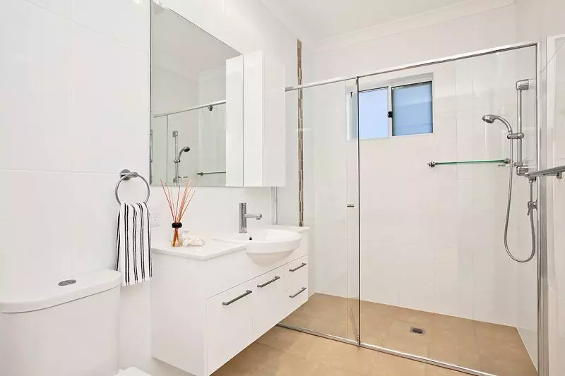 For those wishing the height of luxury…. The Lady Elliot is a must see!