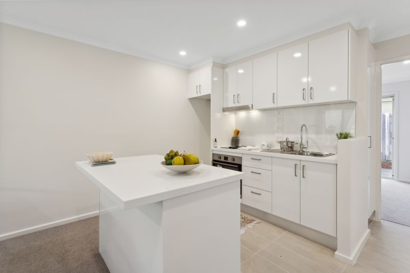 Newly refurbished 2 bedroom unit with spacious lounge area