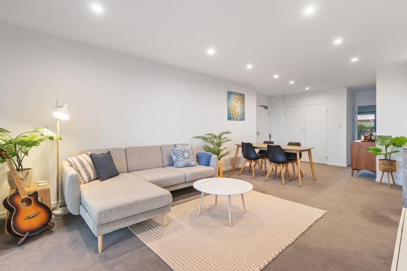 Top Floor Apartment With Views!