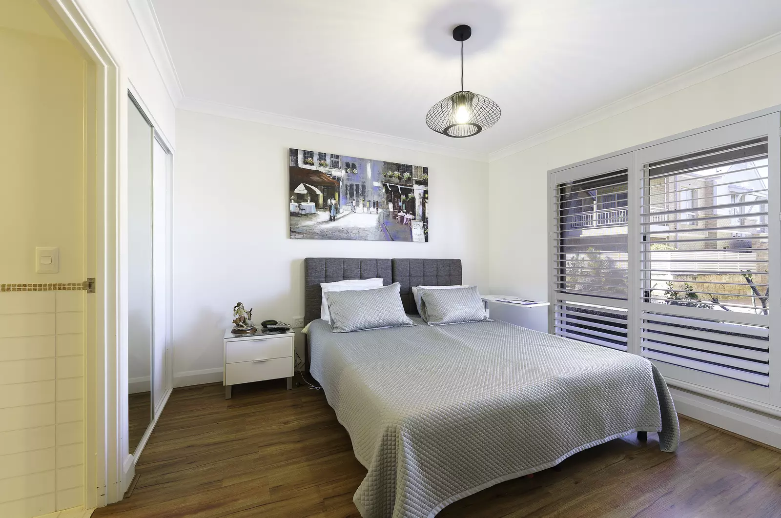 Bright, spacious townhouse with sea glimpses