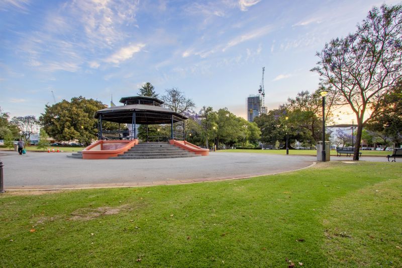 Light & Bright Living, Refurbished... See it to Believe it!!