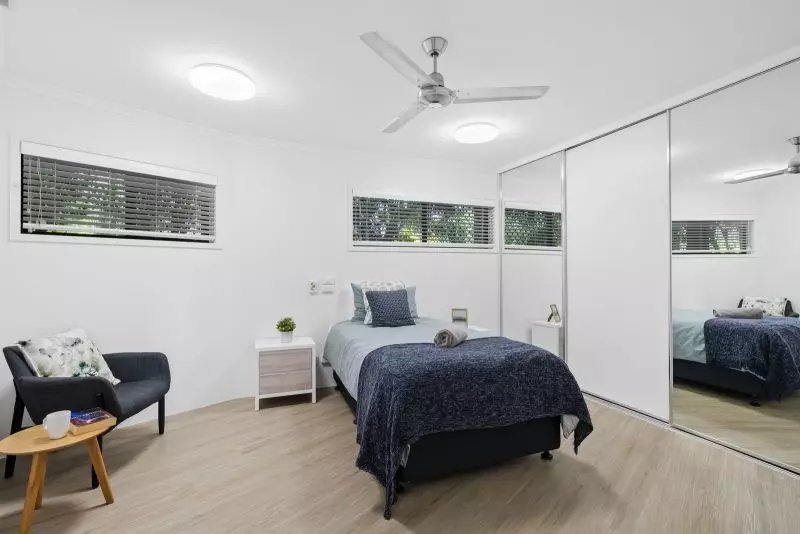 Two-bedroom apartment in convenient location with ocean view