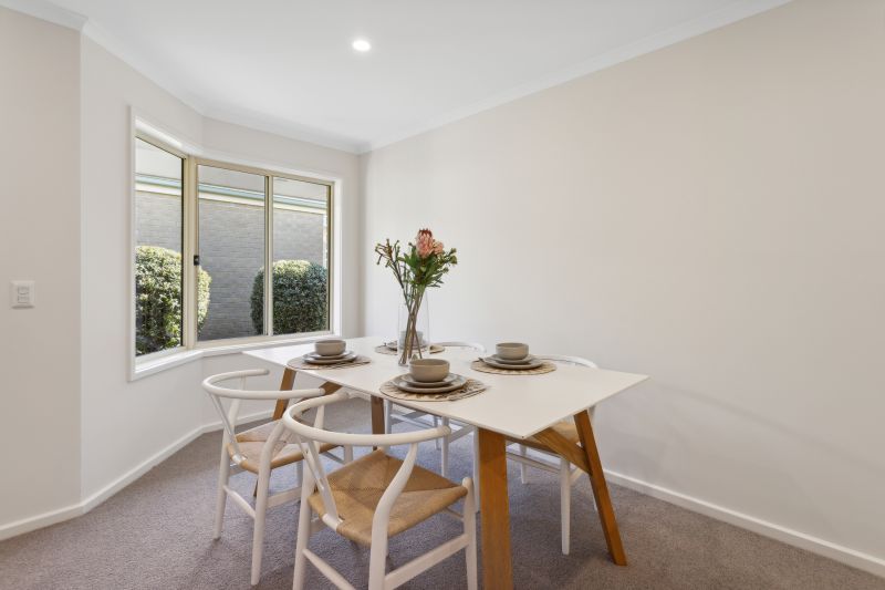 Newly refurbished 2 bedroom unit with spacious lounge area