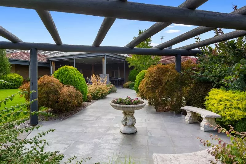 North-facing 1-bedroom villa with beautiful sun-drenched sunroom