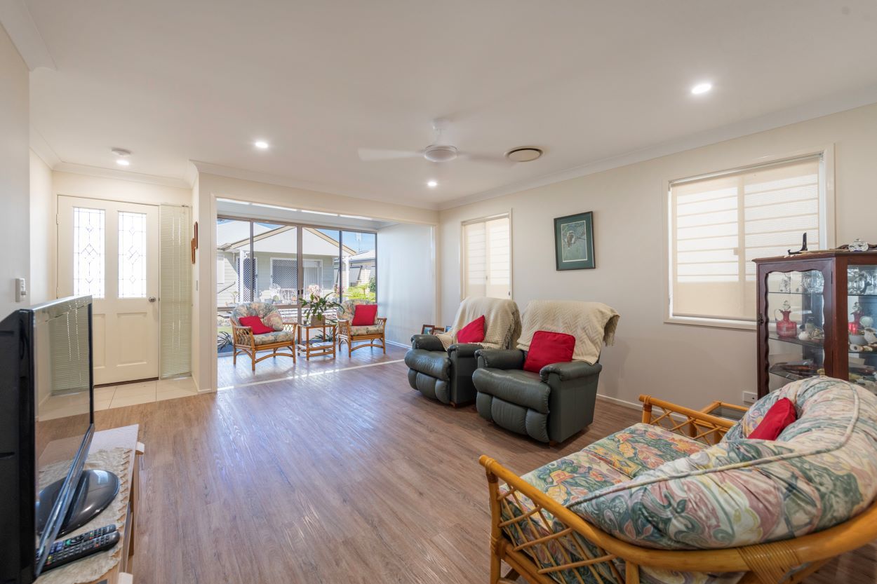 Home with Everything including a Double Garage - Palm Lake Yamba
