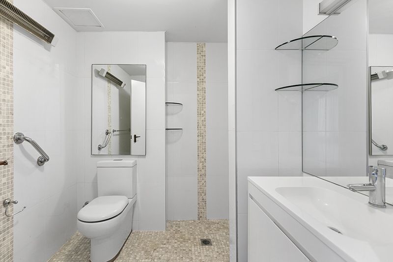 Sunny North facing studio apartment leads onto a beautiful flowering garden.