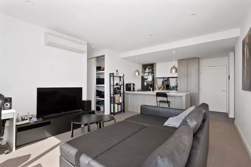 Great Location, Modern & Professional Lifestyle!