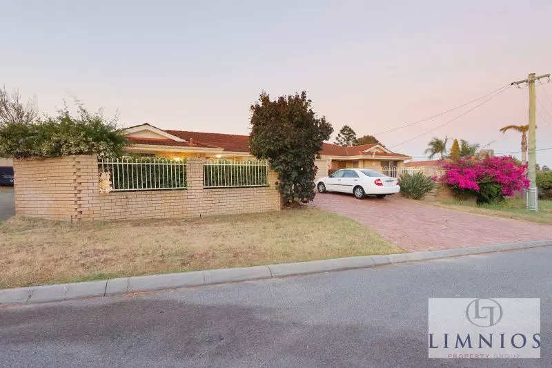 Street Front Home In Quiet Cul - De - Sac