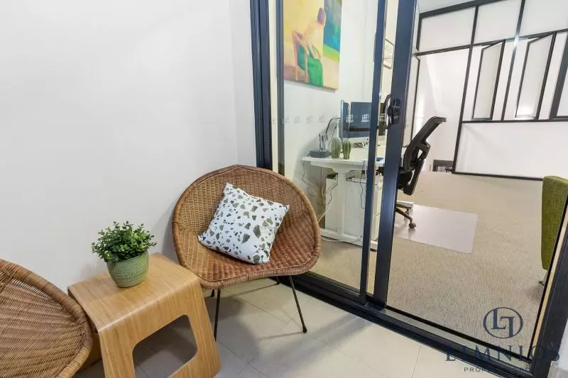 Warehouse Terrace Style Apartment With 3 Bedrooms Plus a Study!!