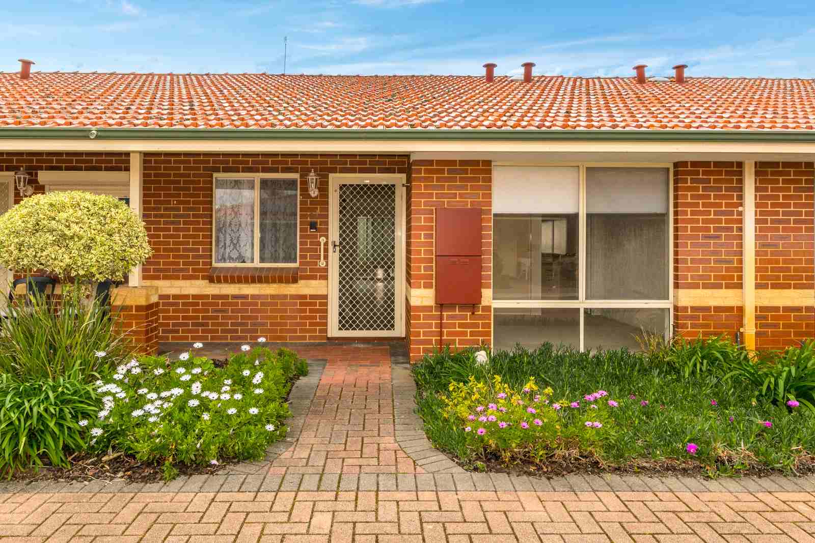 Light and bright villa close to amenities