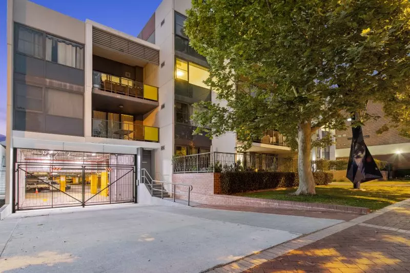 Top Floor Apartment With Spectacular Views!