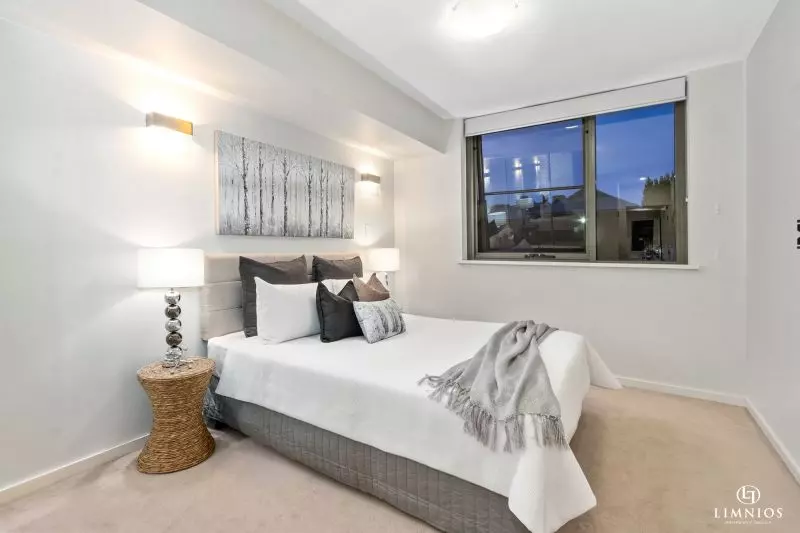 Resort Lifestyle On The City Fringe!