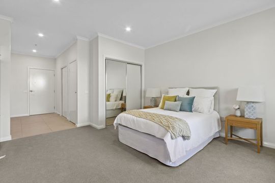 Independent studio apartment with new kitchen