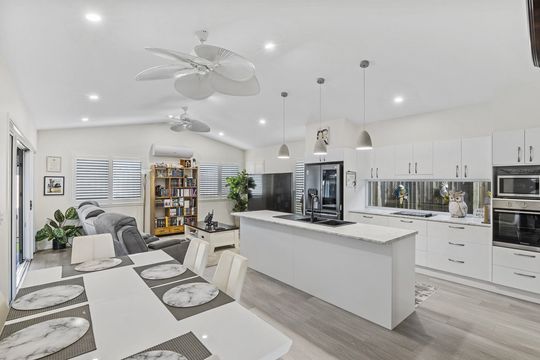 Stylish Home Near Clubhouse