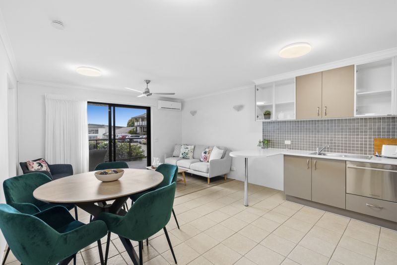 Two-bedroom apartment in convenient location with ocean view