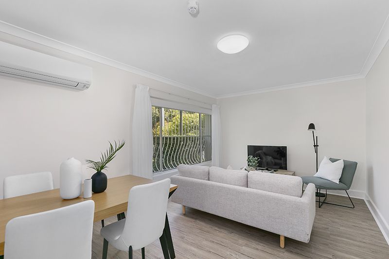 Exquisitely renovated 2 bedroom unit with well-sized living area and spacious kitchen.