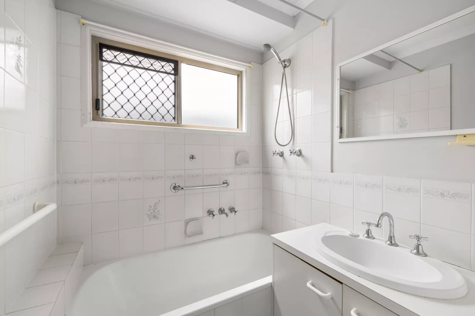 Easy walk to the clubhouse and on the sunny side of Palm Court.