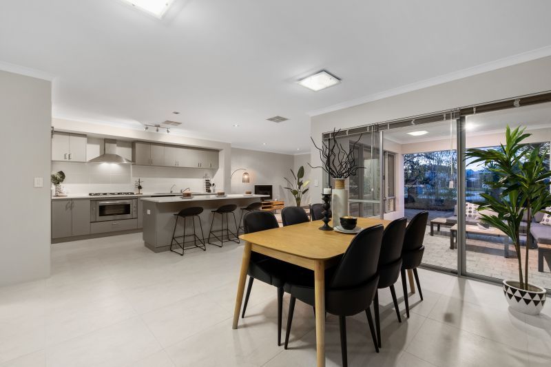 Spacious Riverside Family Retreat!