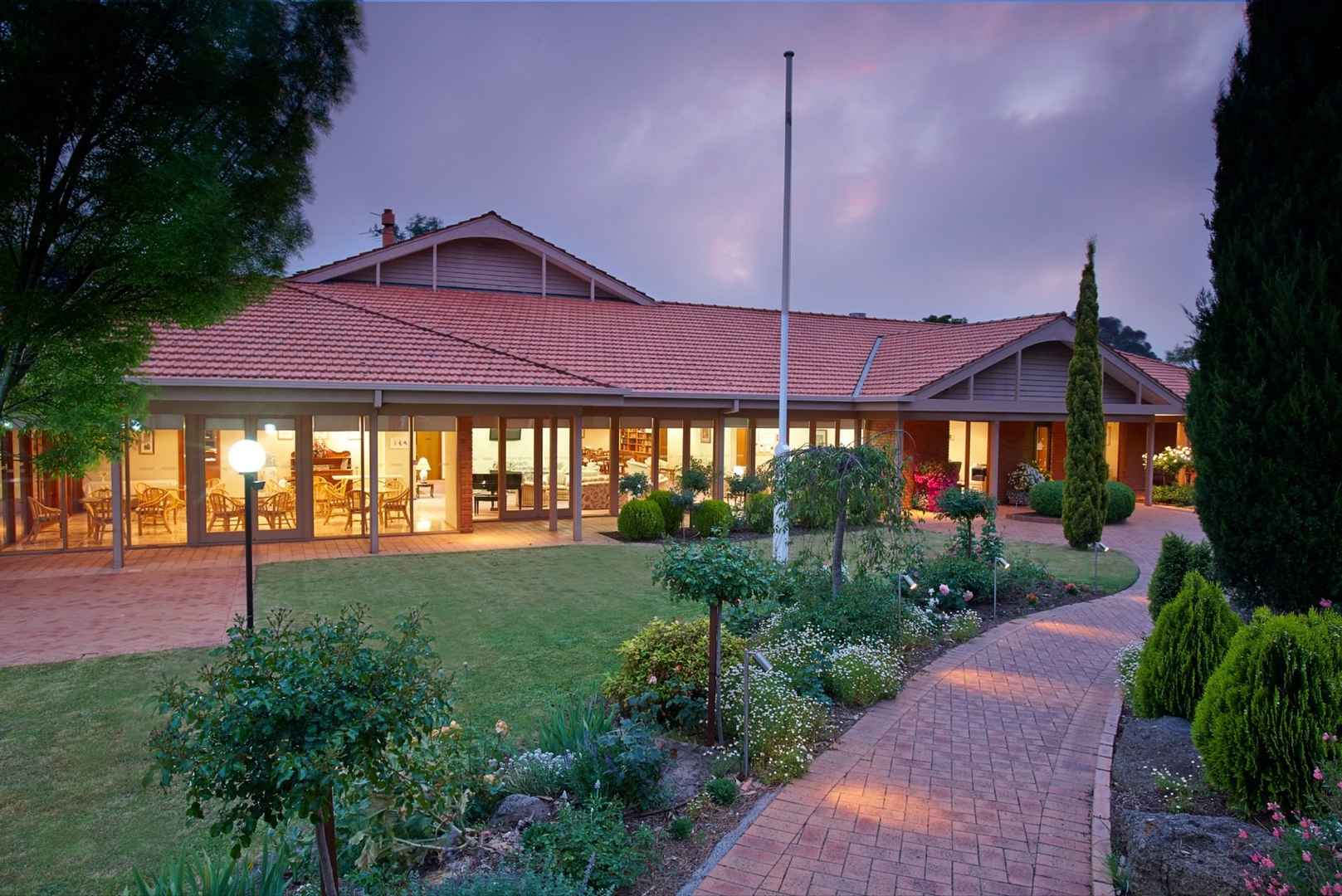 Lovely 2-bedroom villa with beautiful, landscaped gardens