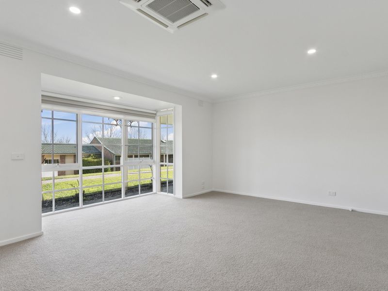 Beautifully Presented Villa with Spacious Yard in Prime Location