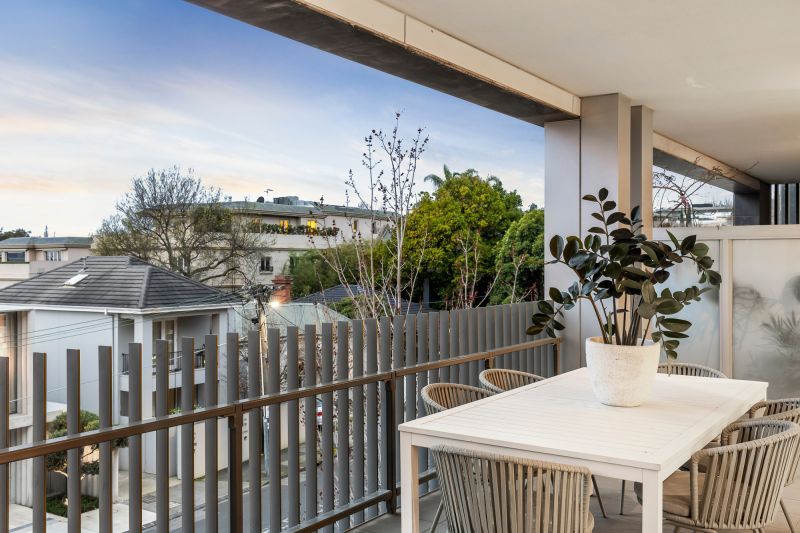 North-facing 2-bedroom apartment with views!