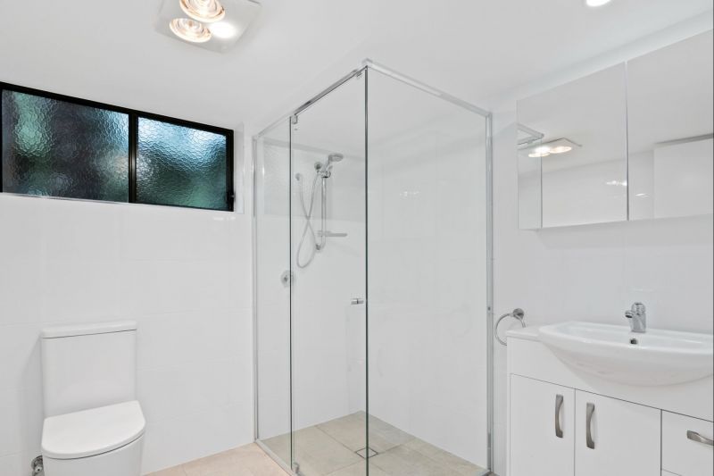 Charming three-bedroom lower ground apartment surrounded by lush greenery