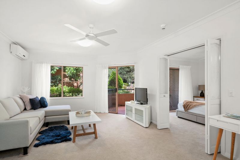 Ground floor apartment with enclosed balcony