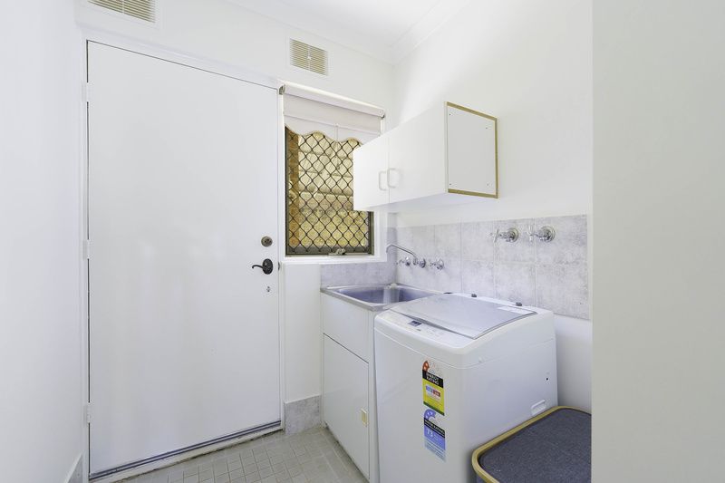 Refreshed Villa with Sunlit Patio and Open-Plan Living