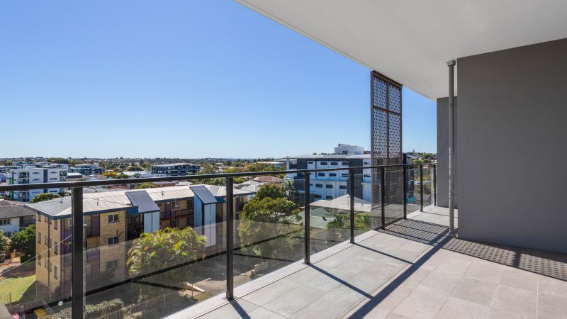 Top floor, north-facing apartment with expansive views