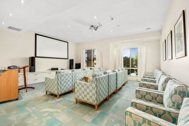 Overlooking the beautiful bowls green, community & surrounds