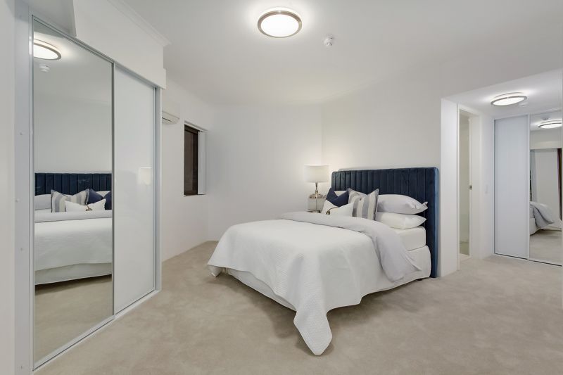 Easy access one-bedroom apartment with spacious courtyard