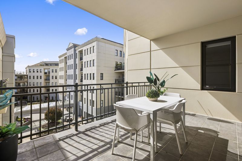 Stylish Space, Sunlit Private Balcony