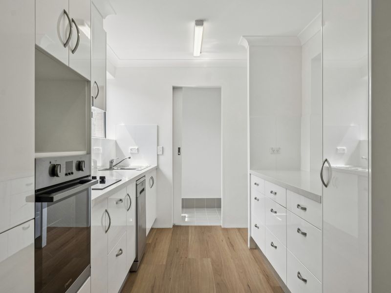 Beautifully updated unit in prime 'top of the village' location