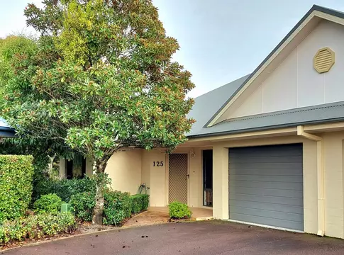 Beautiful and Spacious Duplex with Single Garage