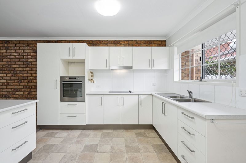 Beautiful two-bedroom, 1 bathroom villa with detached garage