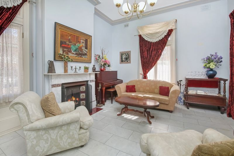 BE QUICK : SOUGHT AFTER SUNFILLED 2BR APARTMENT WITH A GLORIOUSLY GREEN OUTLOOK TO THE EAST