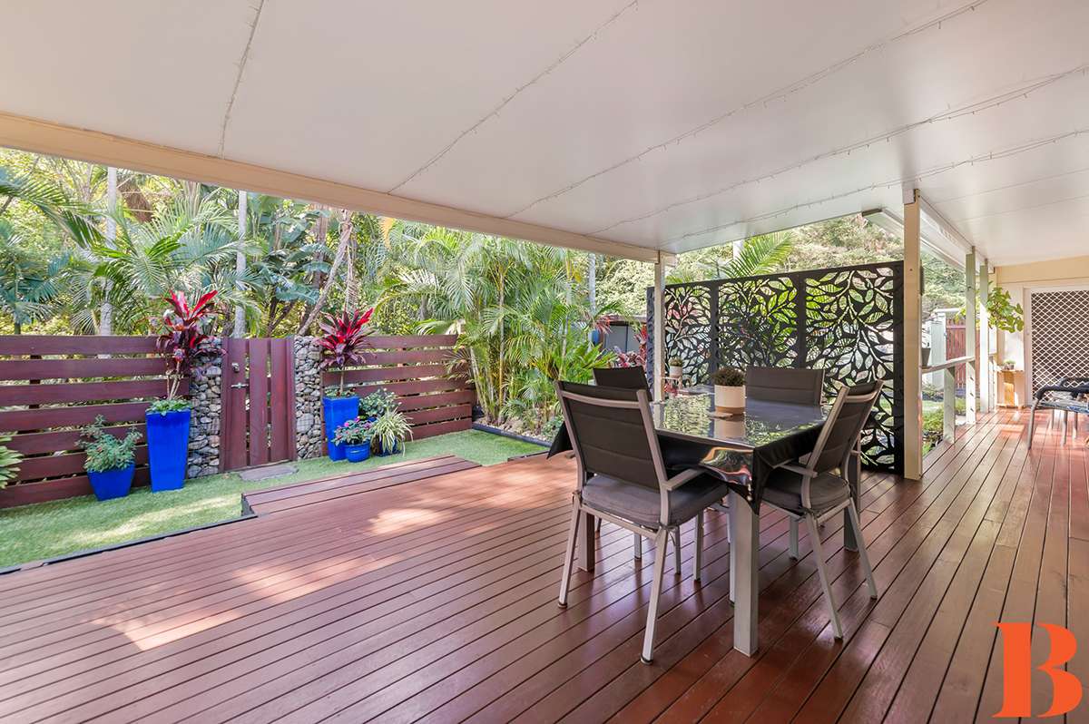 Best at Broadlands - Ultra Private Tranquil Garden - Superbly Spacious Residence - 3 Bedrooms Plus !