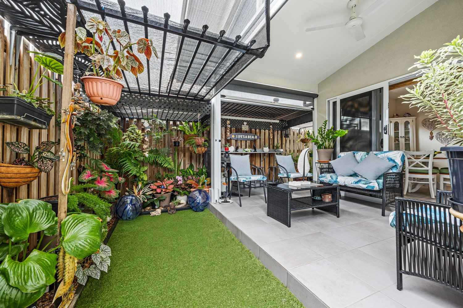 Stunning Tropical Hideaway!