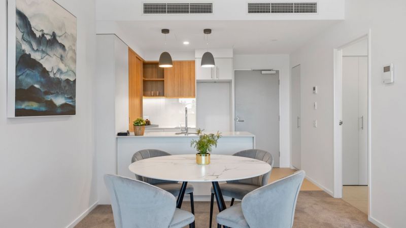 A light and airy top floor, north facing apartment with city views