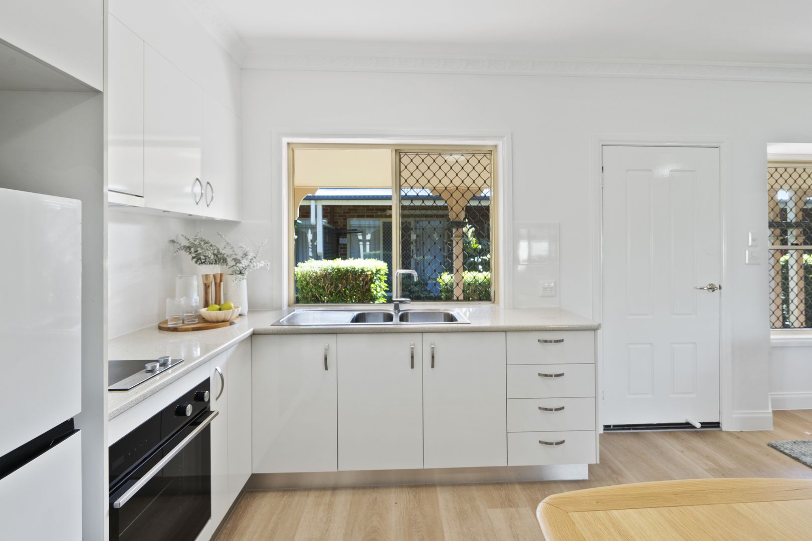 Open-plan one-bedroom apartment near the bay