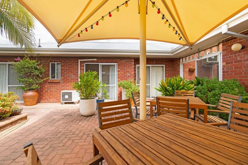 Lovely, bright apartment with entry to courtyard