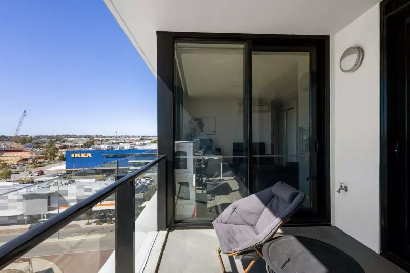 Great Location, Modern & Professional Lifestyle!