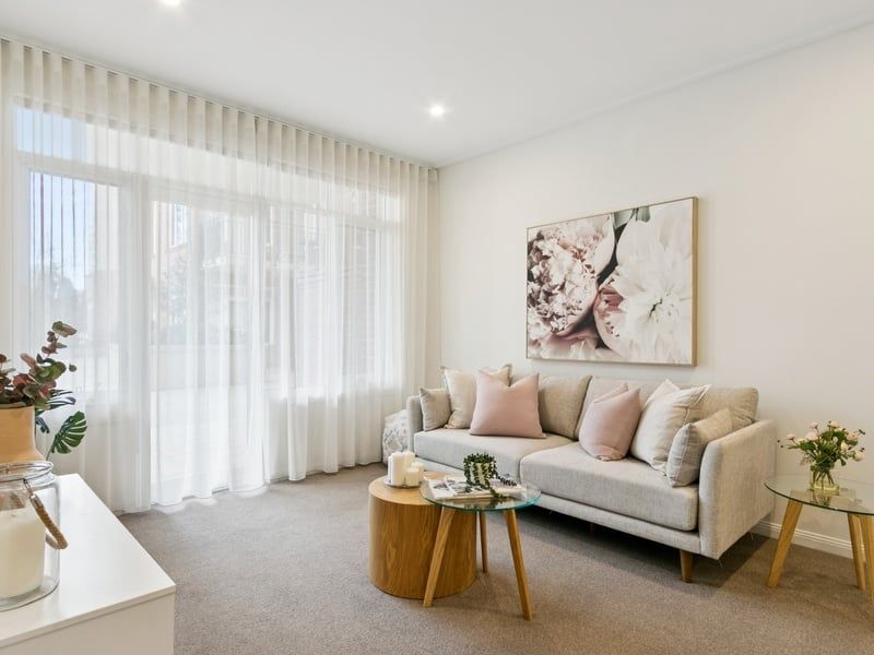 Bright and Light Retreat with Leafy Terrace Outlook