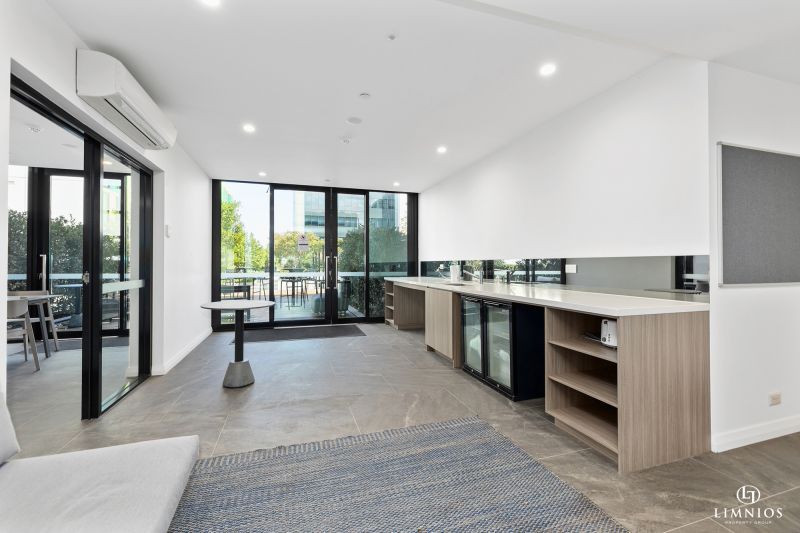 Bright Outlook and Contemporary Stylish Living!