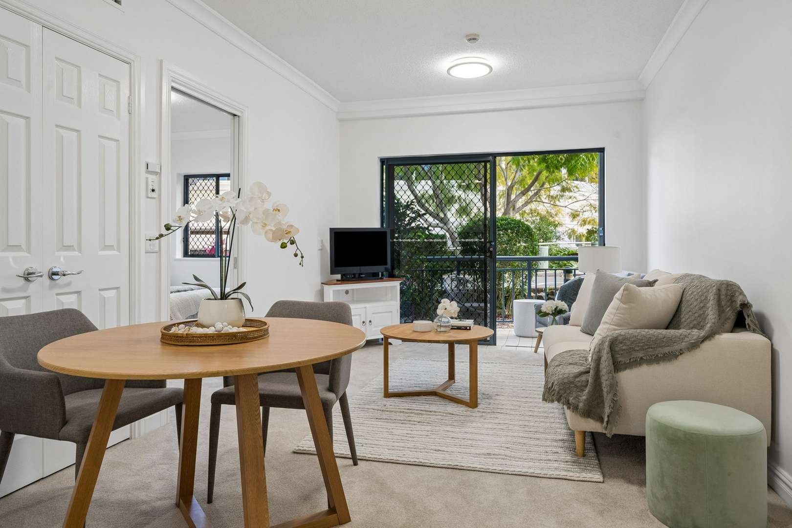 Charming ground-floor one-bedroom apartment