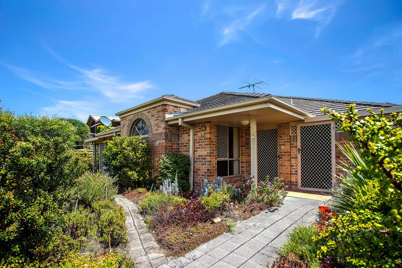 Charming Villa with Private Garden, Solar Power, and Spacious Interiors