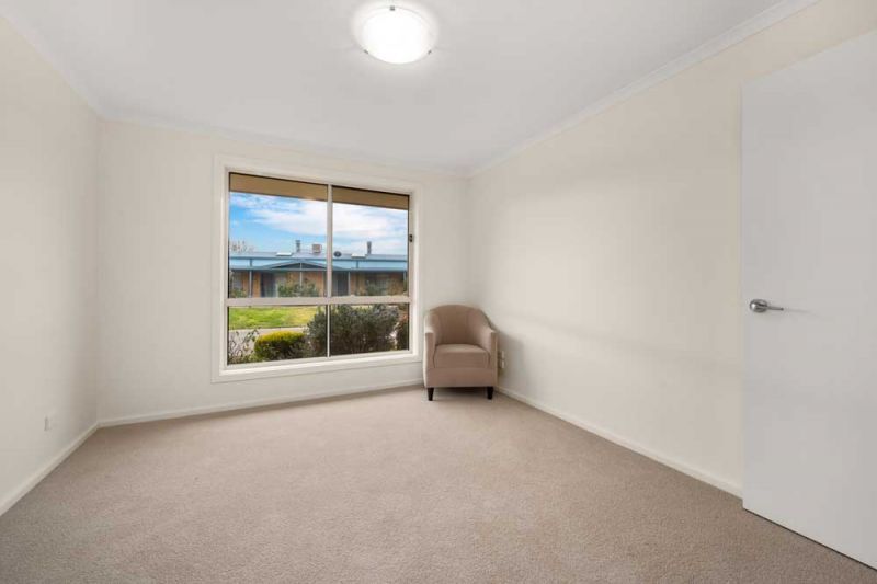 Lovely unit located in a quiet Court.