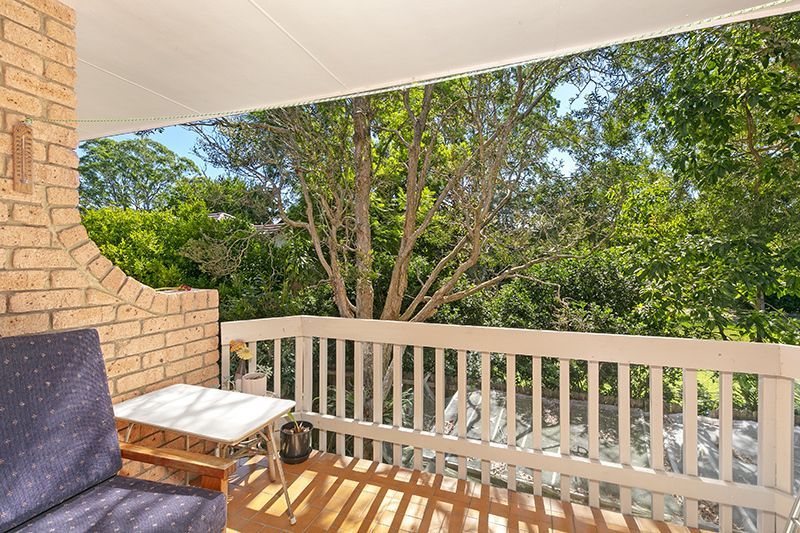Well presented sun-filled unit overlooking leafy green gardens